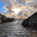 דירה Xlendistays - Centrally Located Seafront Living Spaces In