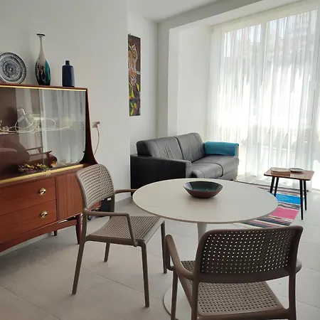 Apartment Xlendistays - Centrally Located Seafront Living Spaces In *