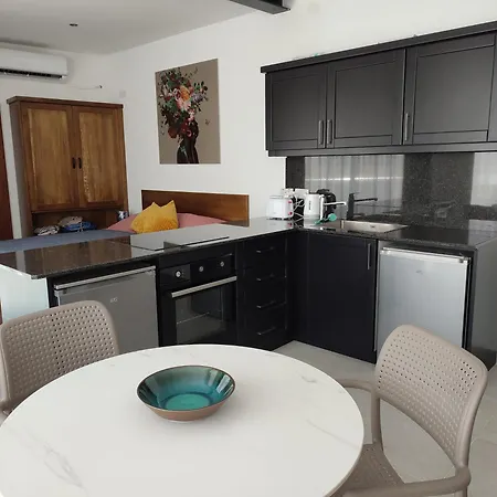 Xlendistays - Centrally Located Seafront Living Spaces In Apartment *